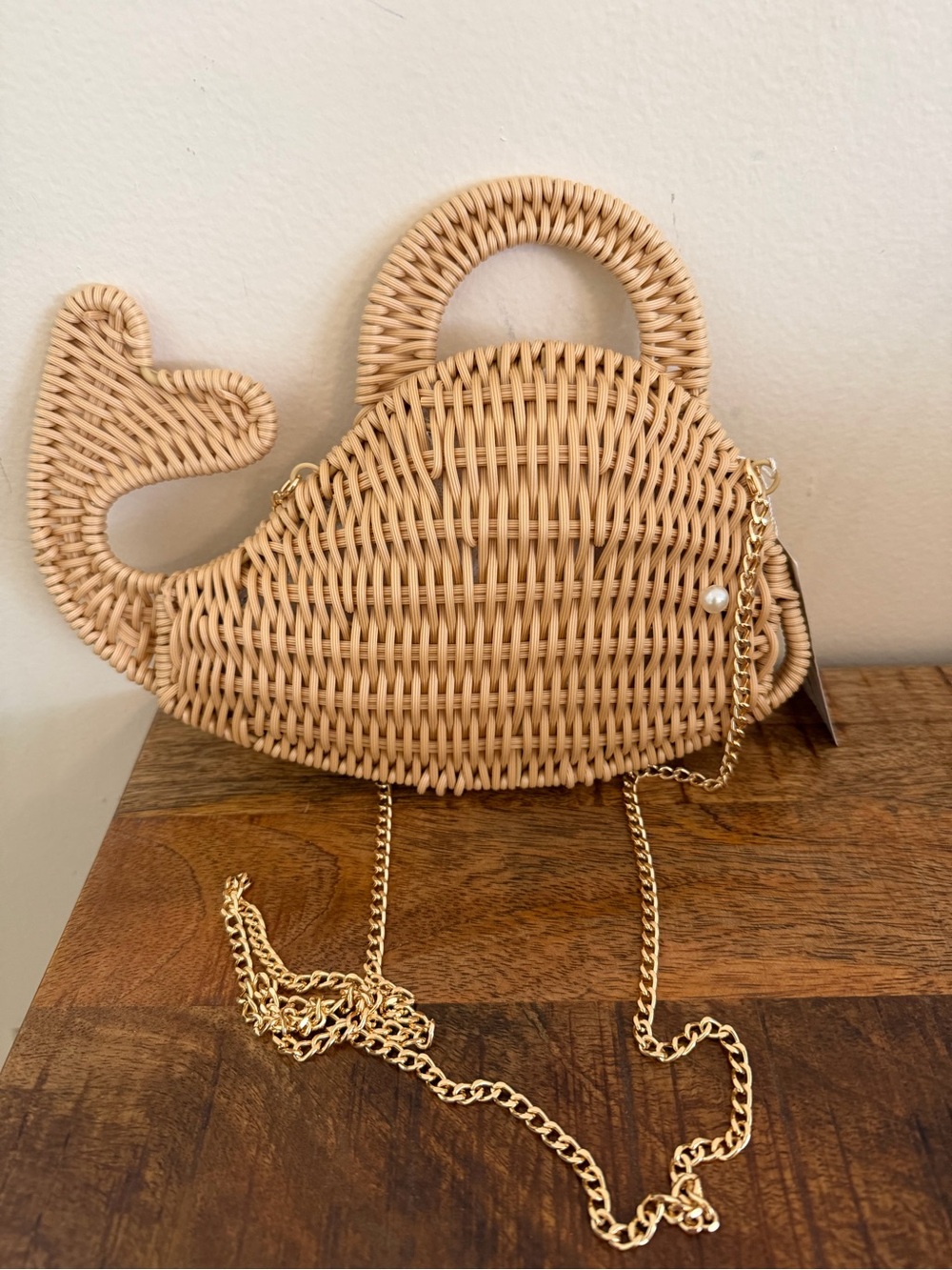 Tommy Bahama Woven Whale Crossbody Bag in Natural Straw with Gold Chain NWT